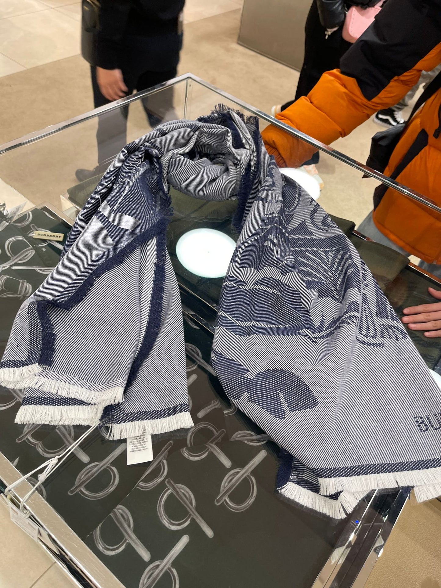 BURBERRY 圍巾- 100%正版(必須先跟店主確定貨物狀況)