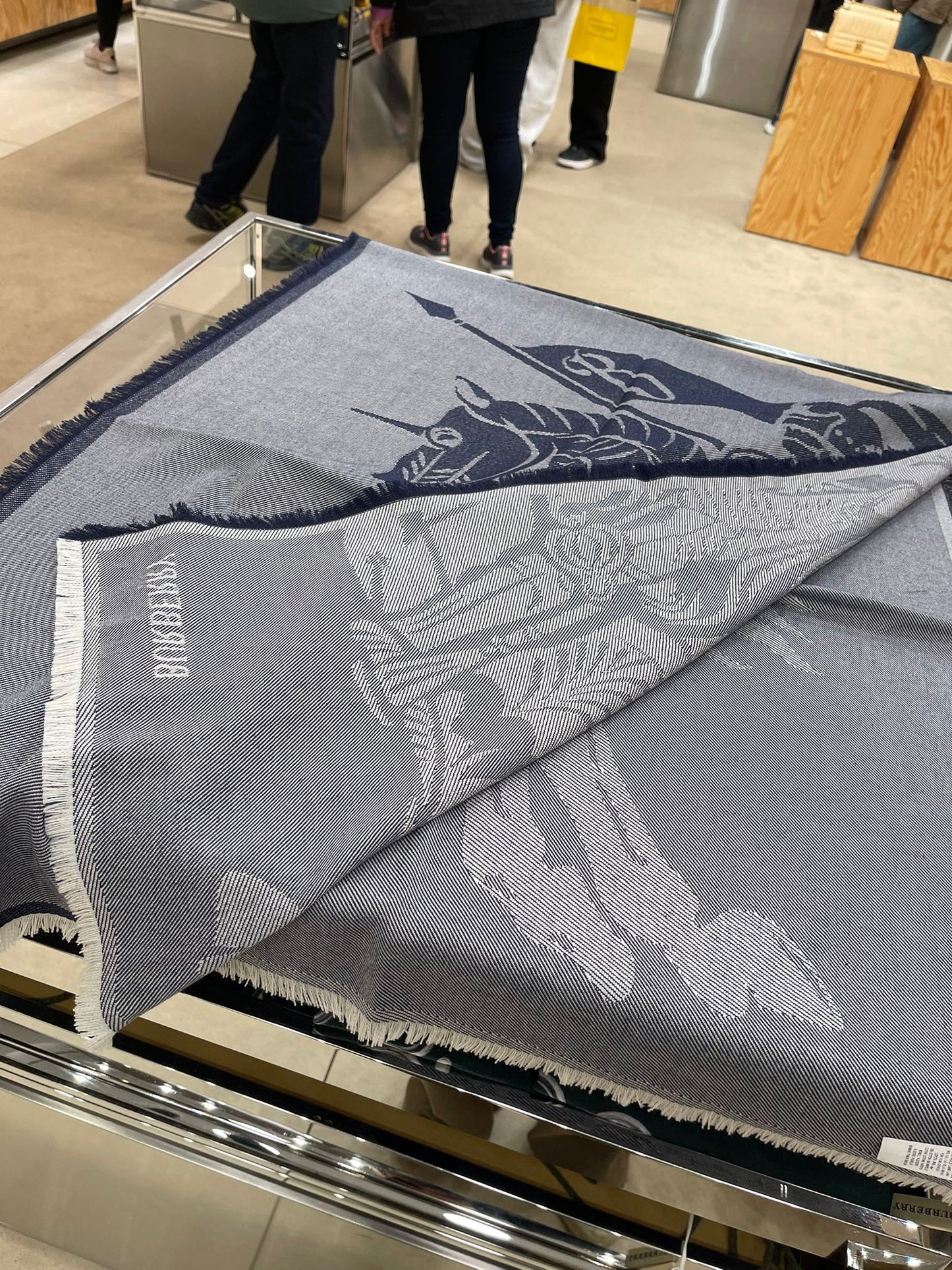 BURBERRY 圍巾- 100%正版(必須先跟店主確定貨物狀況)