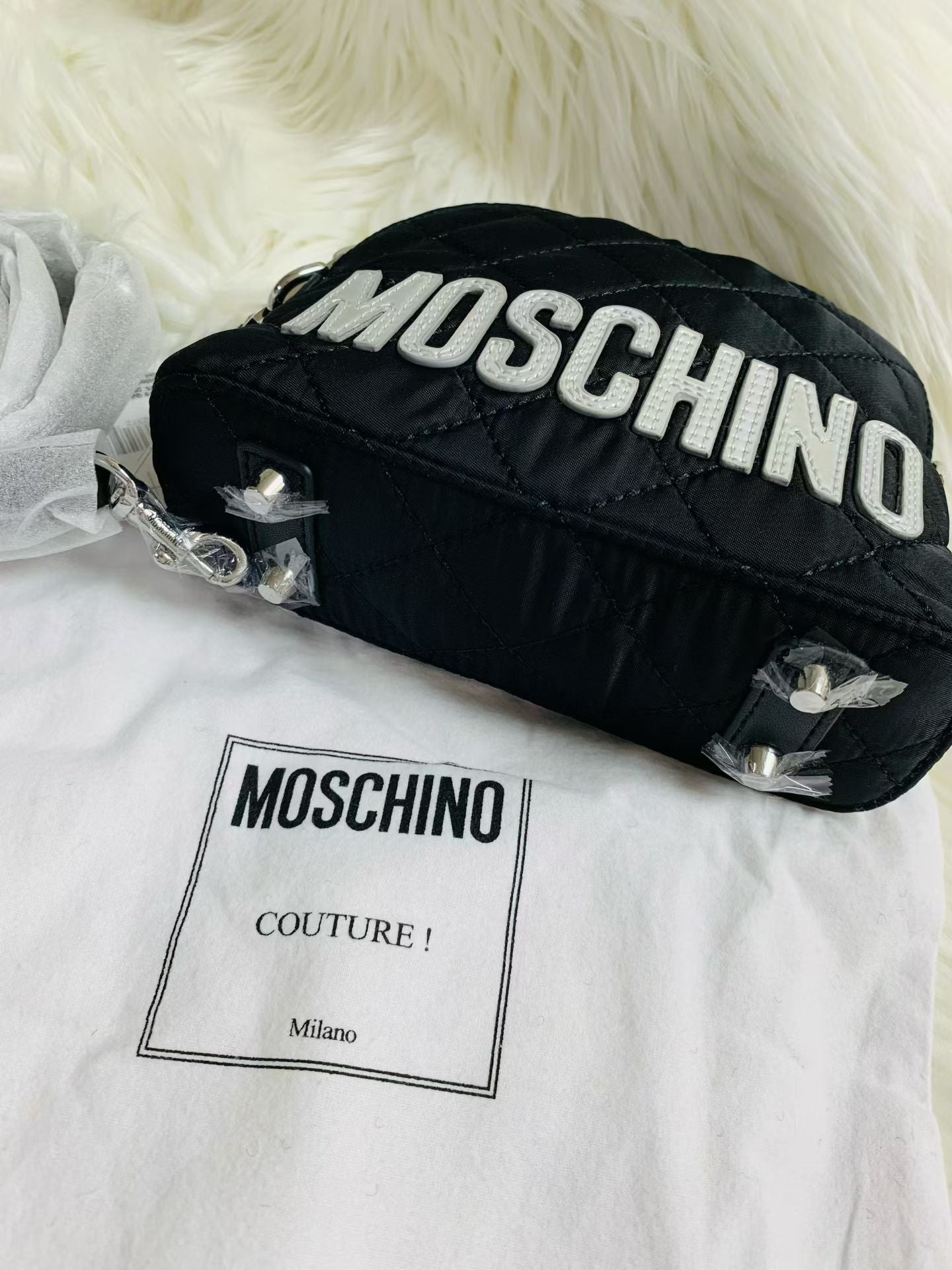 MOSCHINO 貝殼斜揹包 - 100%正版(必須先跟店主確定貨物狀況)