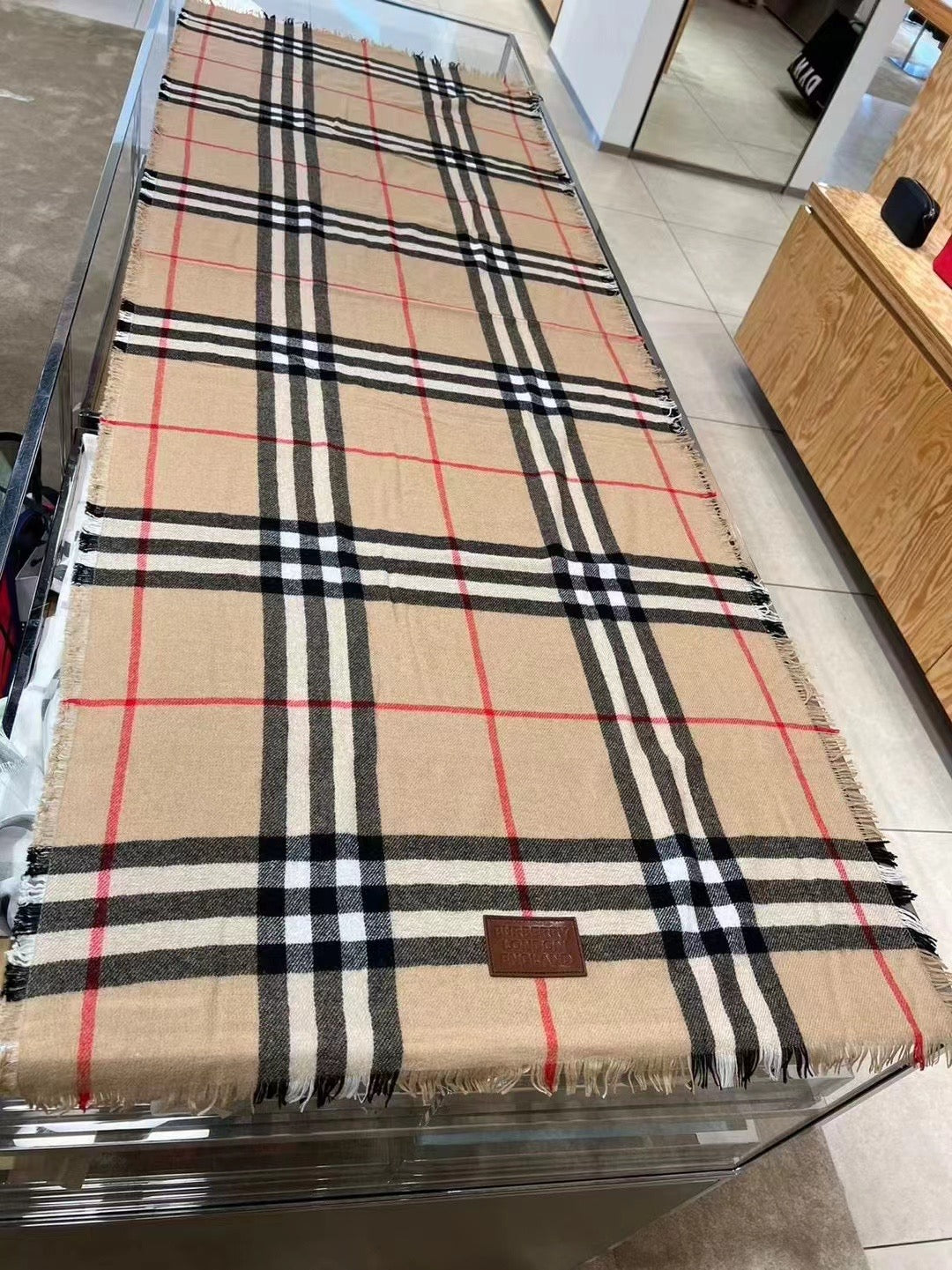 Burberry 圍巾- 100%正版(必須先跟店主確定貨物狀況)