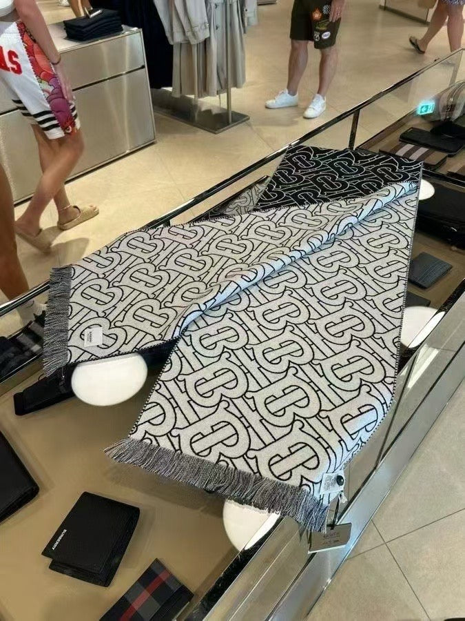 BURBERRY 圍巾 - 100%正版(必須先跟店主確定貨物狀況)