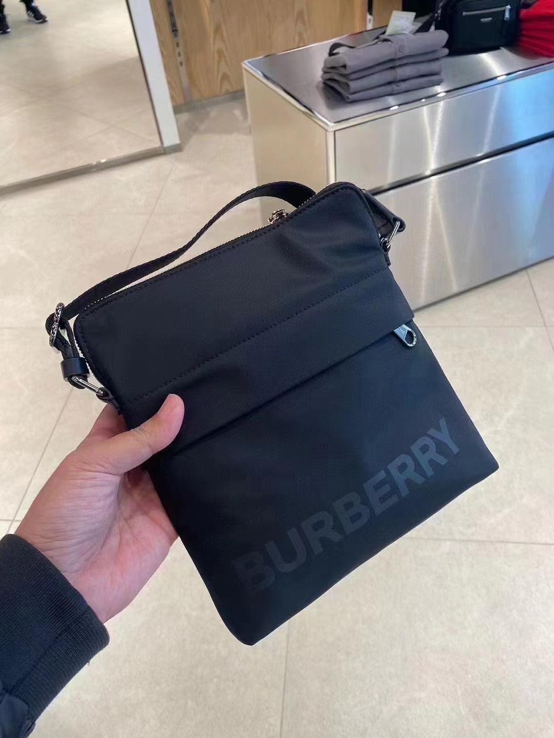 BURBERRY 男款斜揹 - 100%正版(必須先跟店主確定貨物狀況)