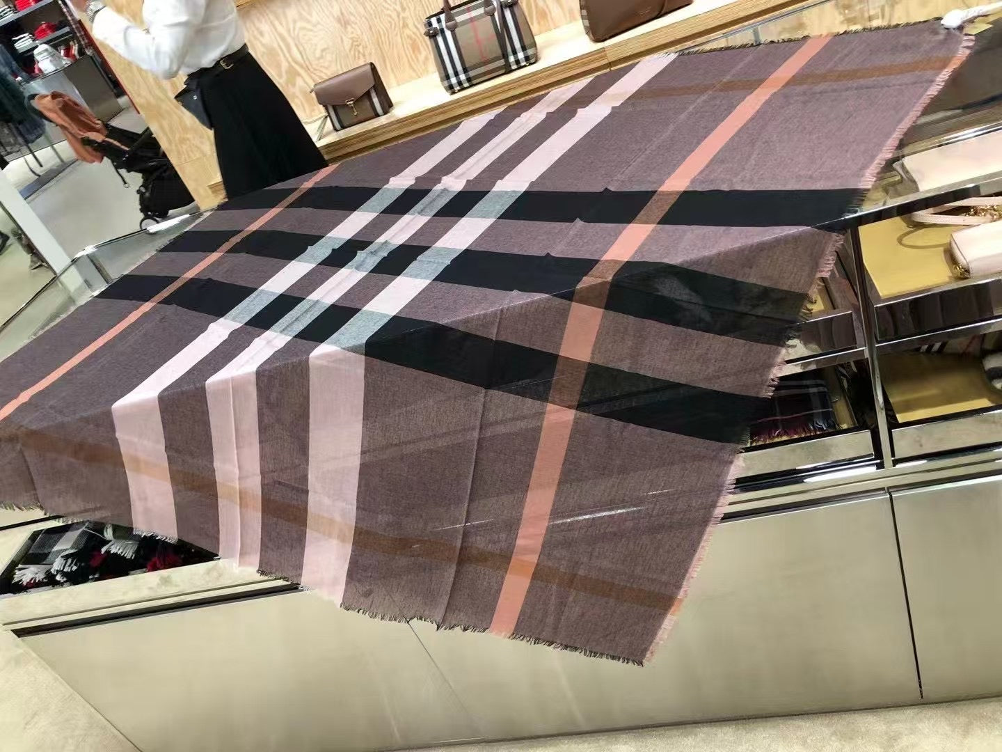 BURBERRY 圍巾 - 100%正版(必須先跟店主確定貨物狀況)