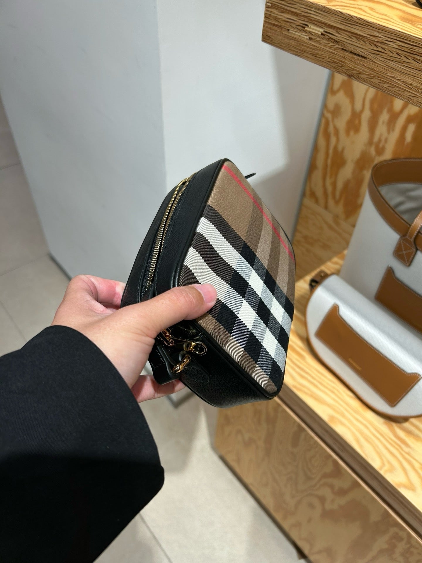 BURBERRY 斜揹袋- 100%正版(必須先跟店主確定貨物狀況)