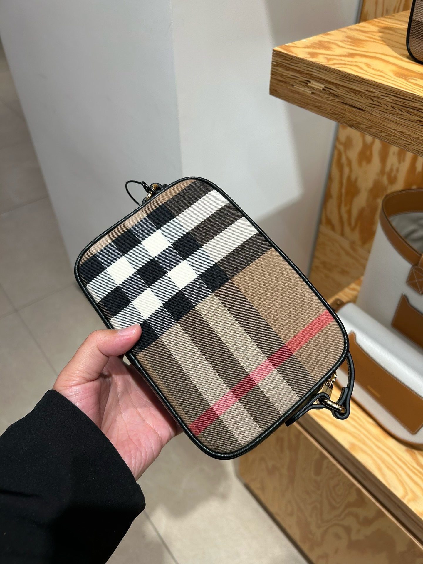 BURBERRY 斜揹袋- 100%正版(必須先跟店主確定貨物狀況)