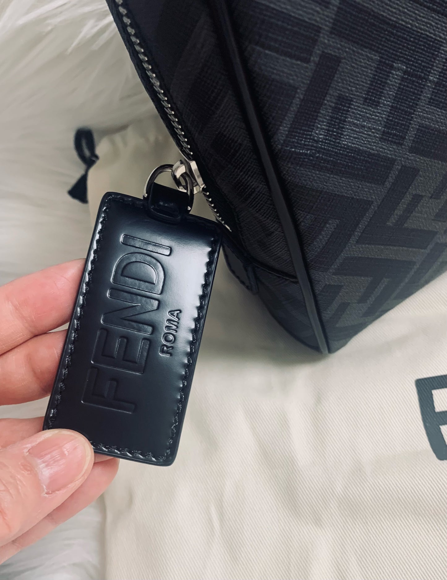 FENDI 男款手包- 100%正版(必須先跟店主確定貨物狀況)