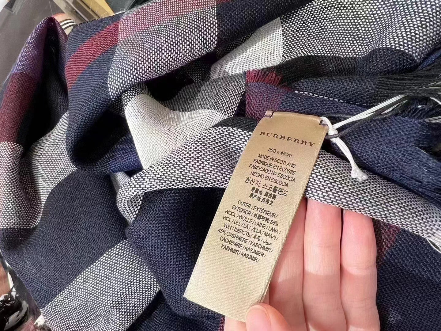 Burberrry 圍巾- 100%正版(必須先跟店主確定貨物狀況)
