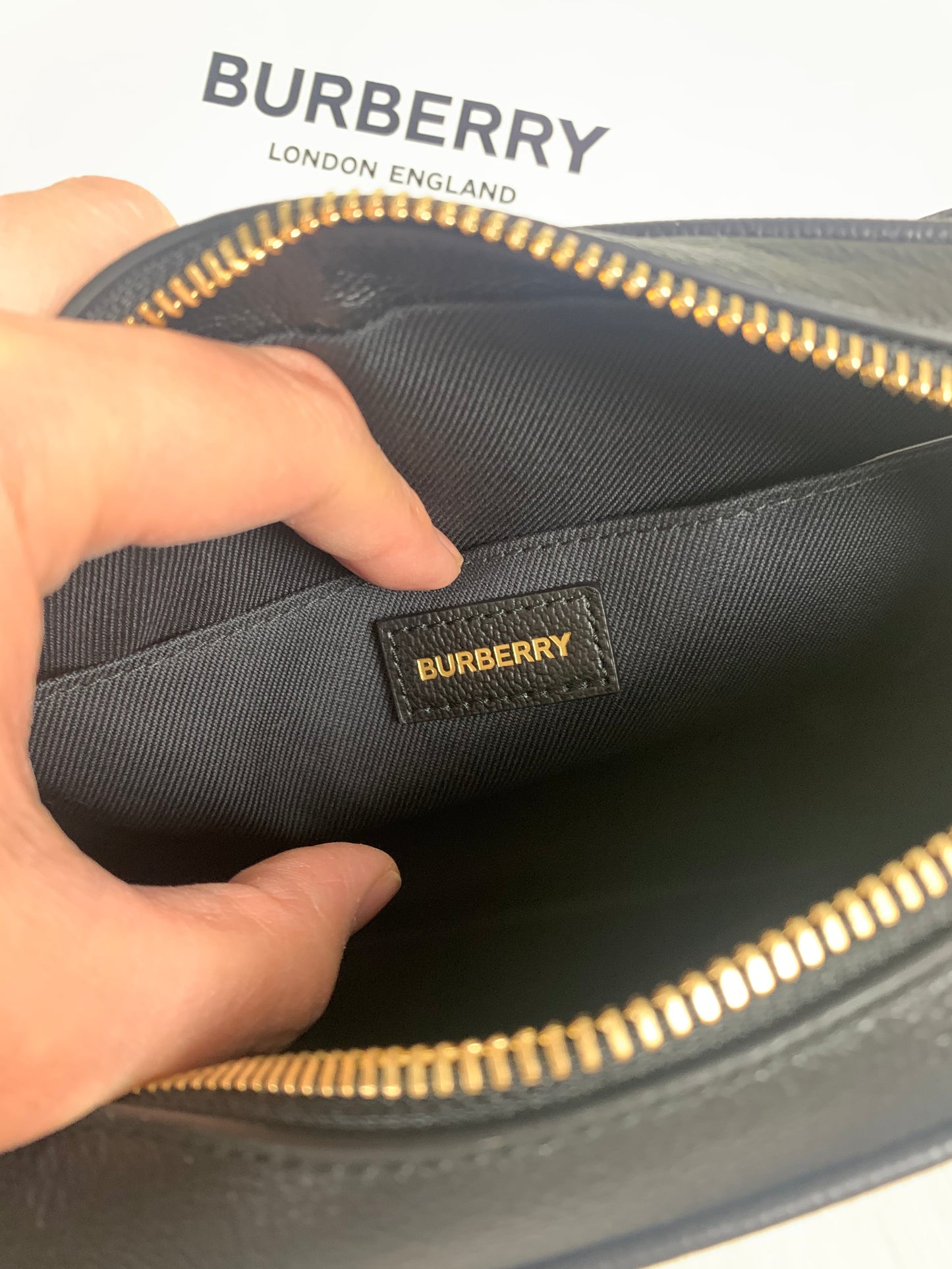 BURBERRY 斜揹袋- 100%正版(必須先跟店主確定貨物狀況)