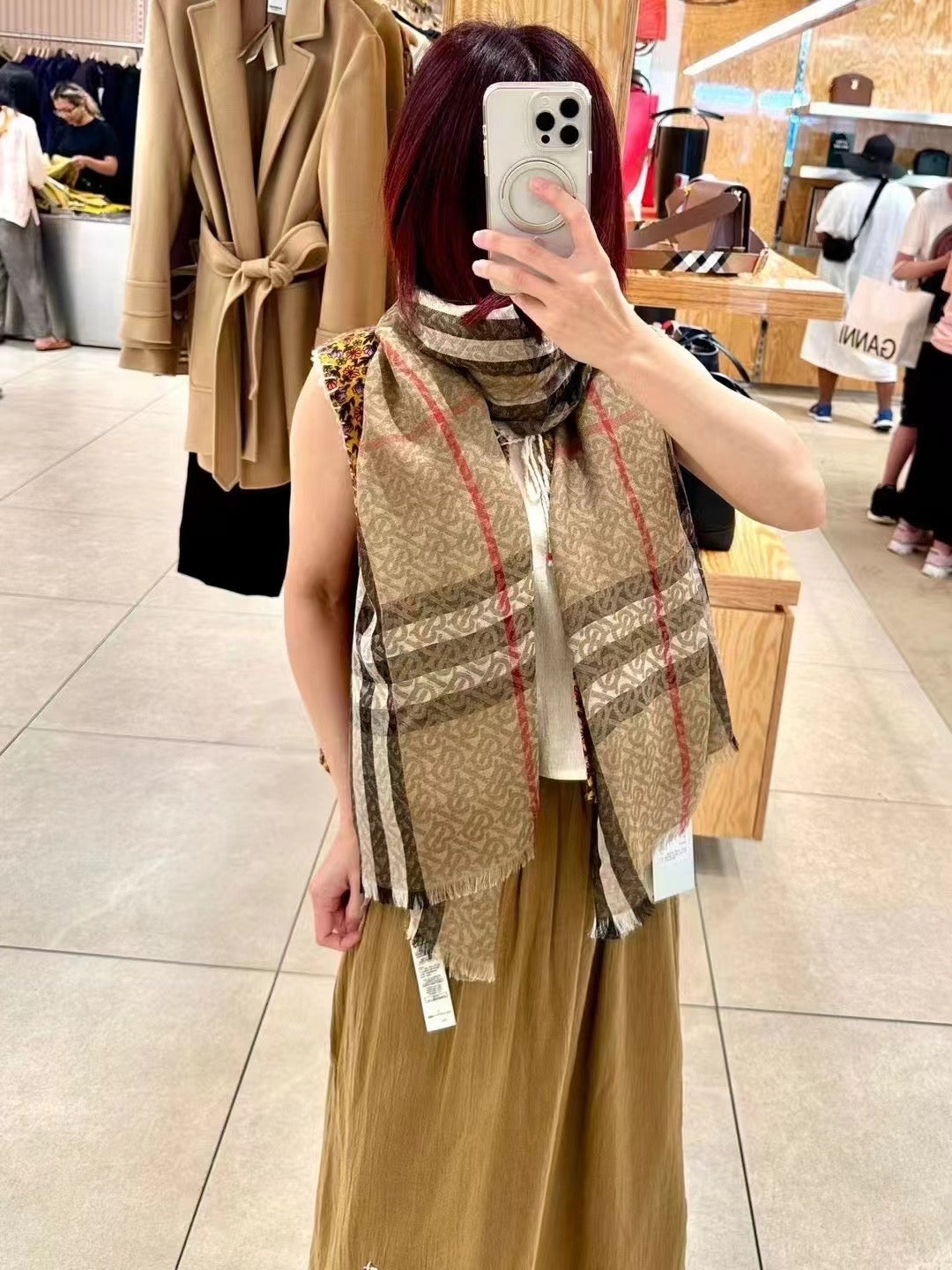 Burberry 圍巾- 100%正版(必須先跟店主確定貨物狀況)