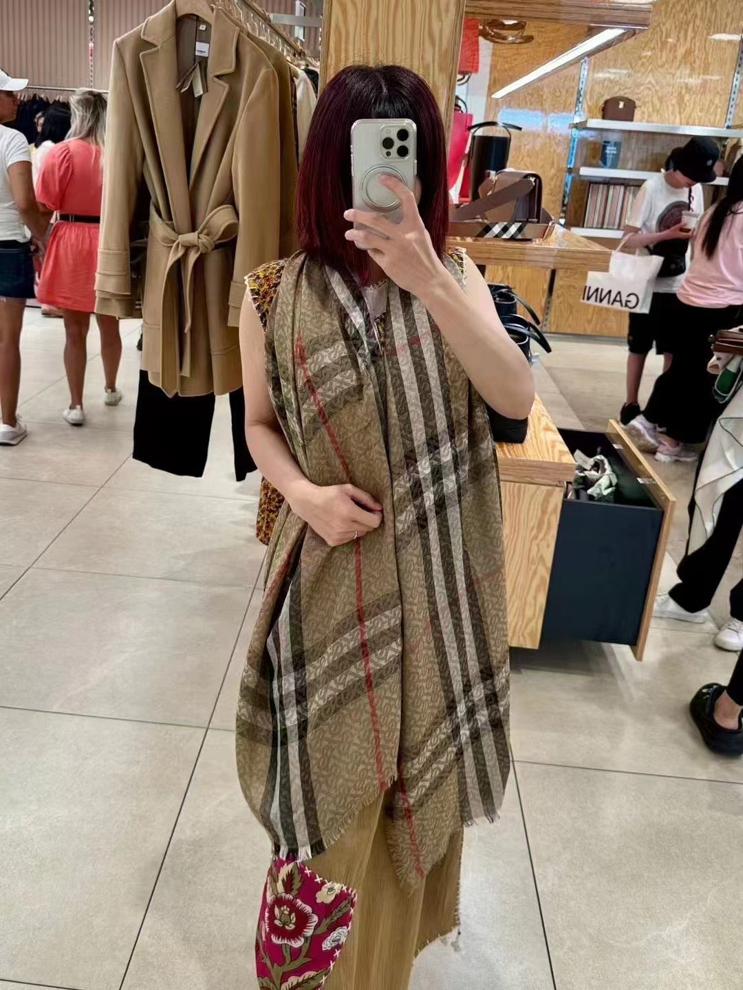 Burberry 圍巾- 100%正版(必須先跟店主確定貨物狀況)
