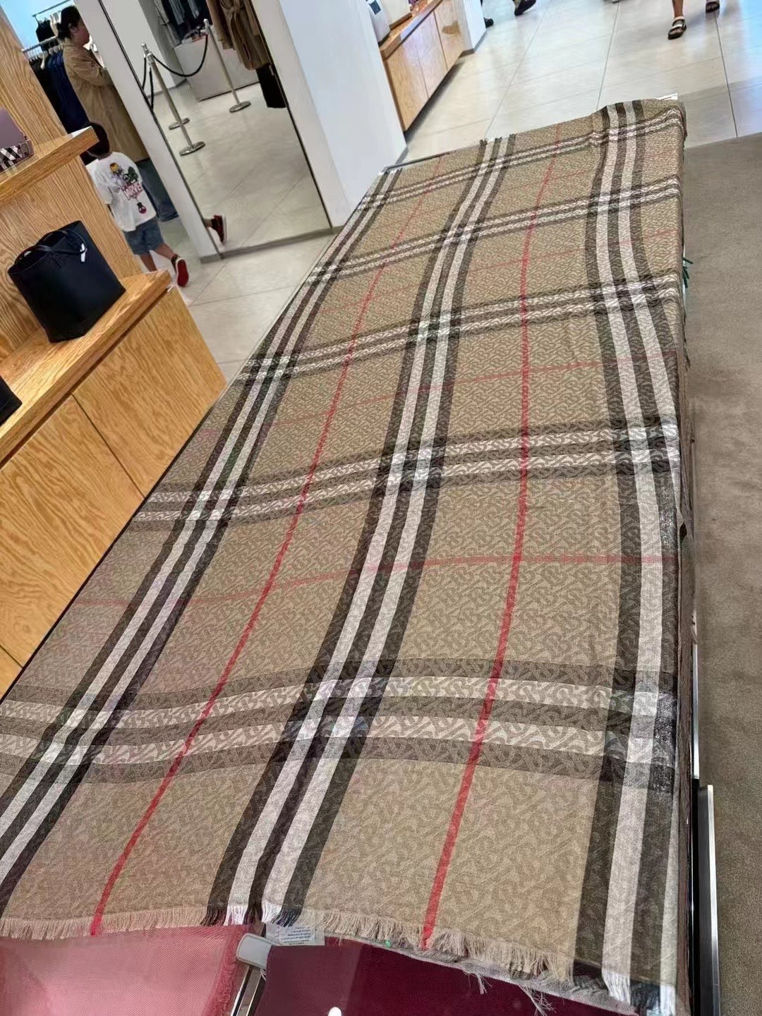 Burberry 圍巾- 100%正版(必須先跟店主確定貨物狀況)