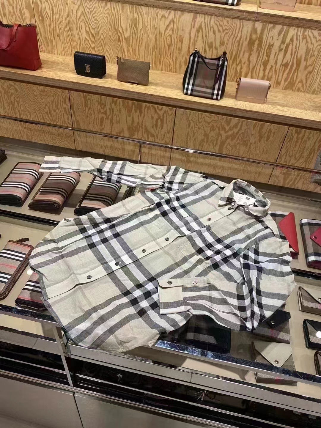 Burberry 女裇- 100%正版(必須先跟店主確定貨物狀況)