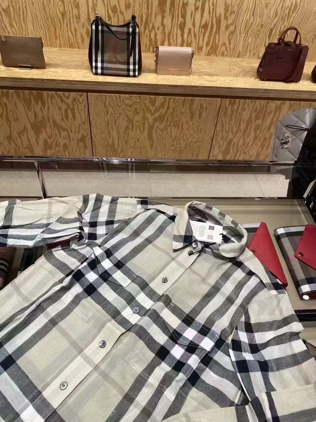 Burberry 女裇- 100%正版(必須先跟店主確定貨物狀況)