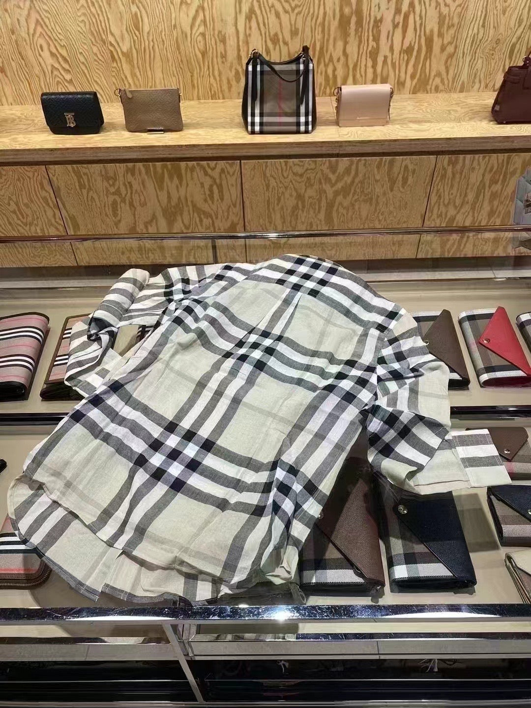 Burberry 女裇- 100%正版(必須先跟店主確定貨物狀況)