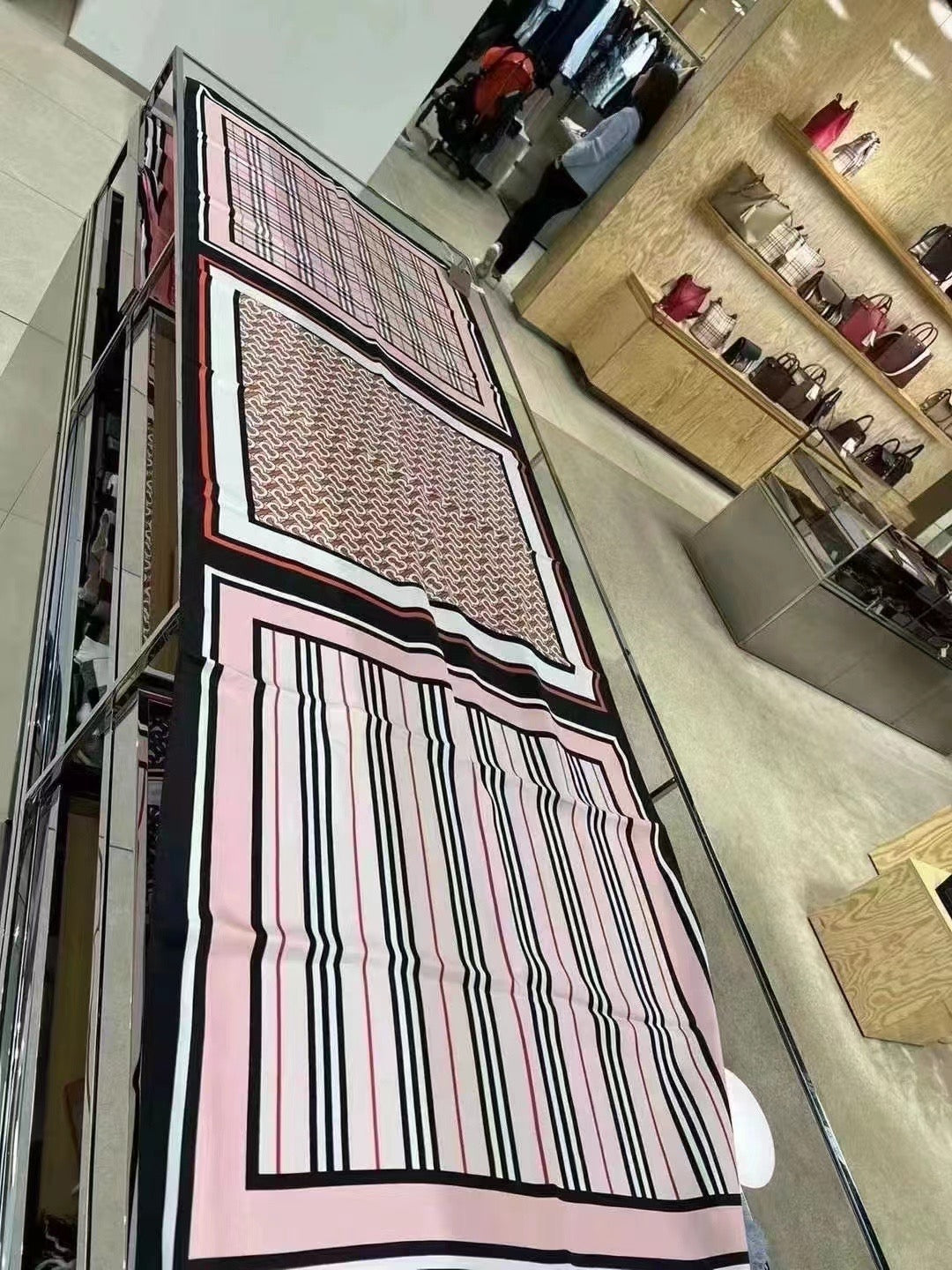 Burberry 絲巾- 100%正版(必須先跟店主確定貨物狀況)