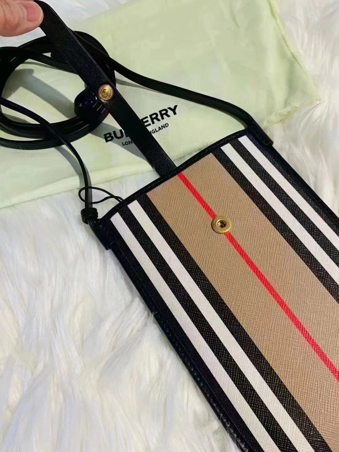 Burberry 女款手機包- 100%正版(必須先跟店主確定貨物狀況)