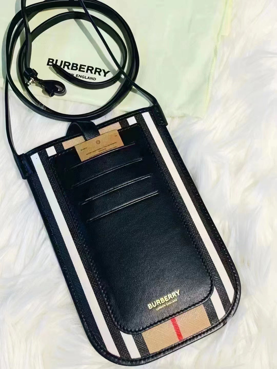 Burberry 女款手機包- 100%正版(必須先跟店主確定貨物狀況)