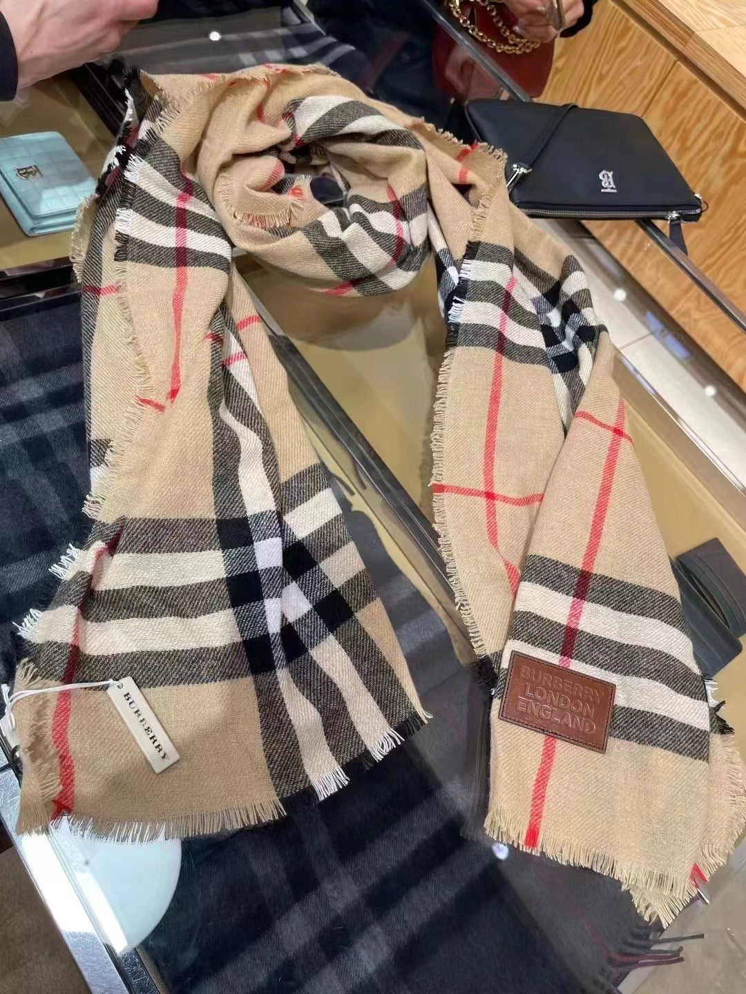 Burberry 圍巾- 100%正版(必須先跟店主確定貨物狀況)