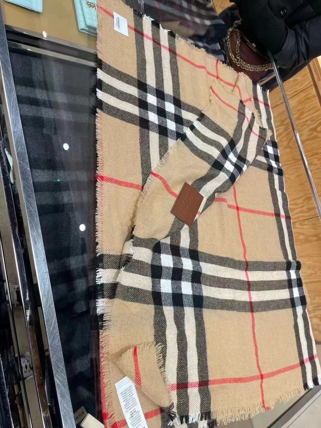 Burberry 圍巾- 100%正版(必須先跟店主確定貨物狀況)