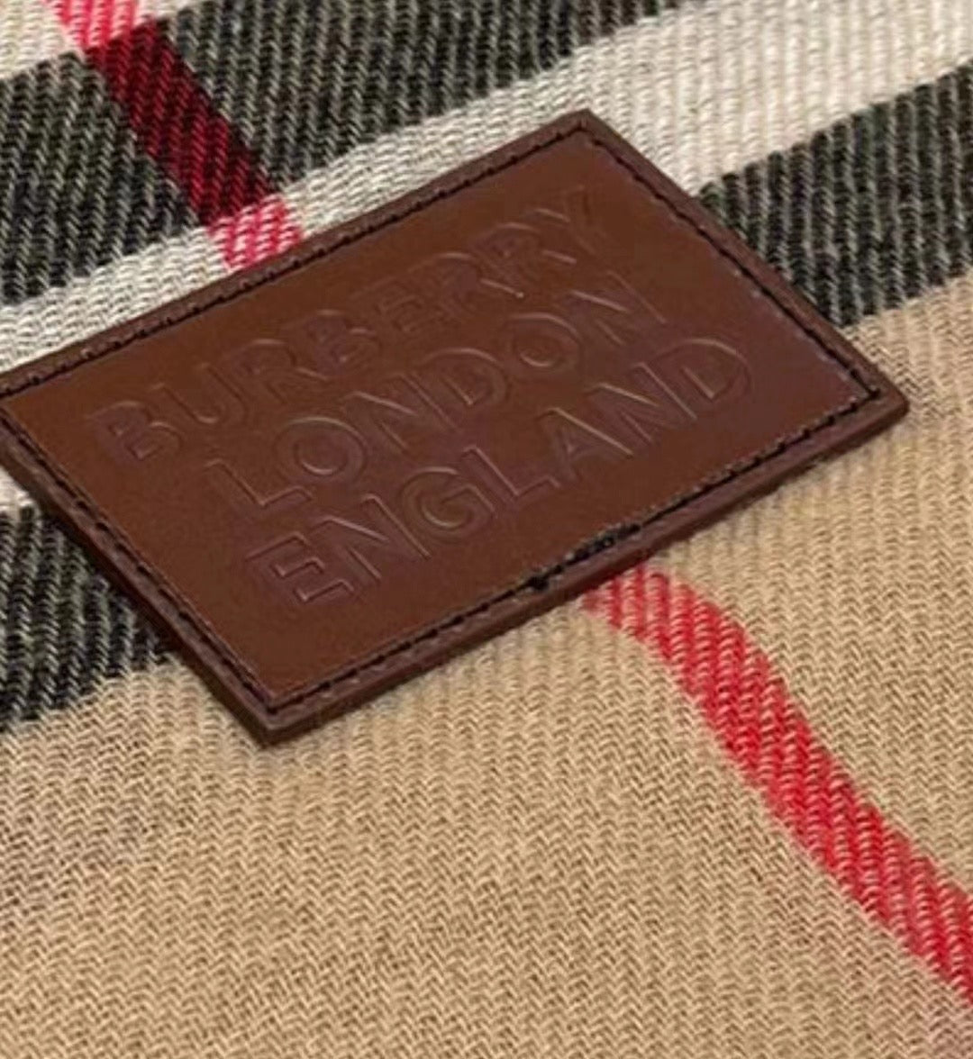 Burberry 圍巾- 100%正版(必須先跟店主確定貨物狀況)