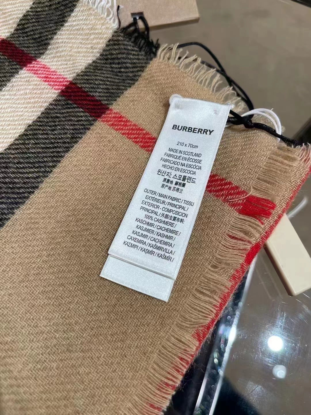 Burberry 圍巾- 100%正版(必須先跟店主確定貨物狀況)