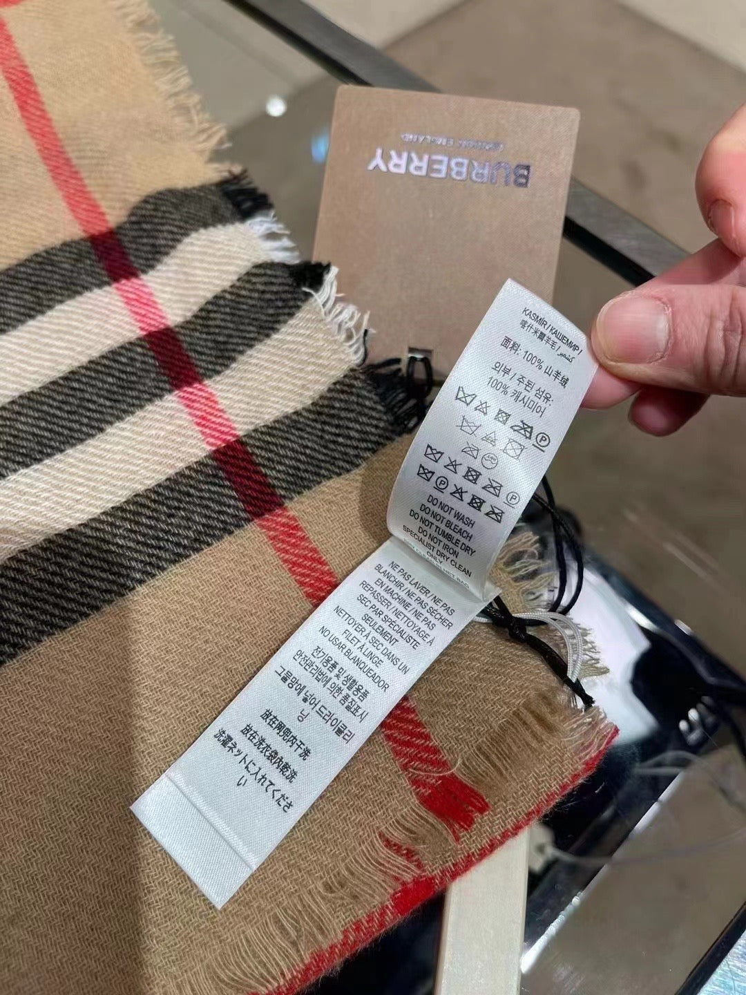 Burberry 圍巾- 100%正版(必須先跟店主確定貨物狀況)