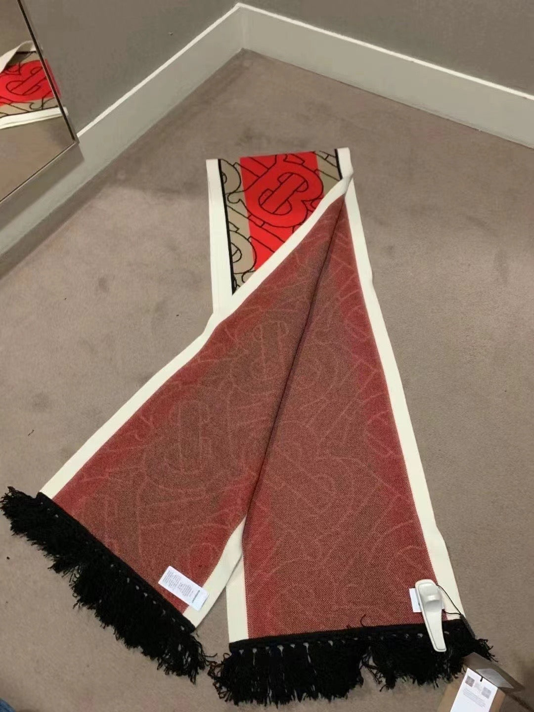 Burberry 圍巾- 100%正版(必須先跟店主確定貨物狀況)