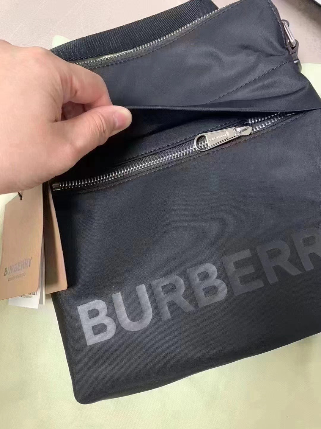 BURBERRY 男款斜揹 - 100%正版(必須先跟店主確定貨物狀況)