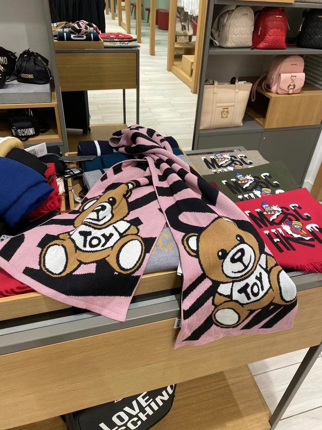 MOSCHINO圍巾- 100%正版(必須先跟店主確定貨物狀況)