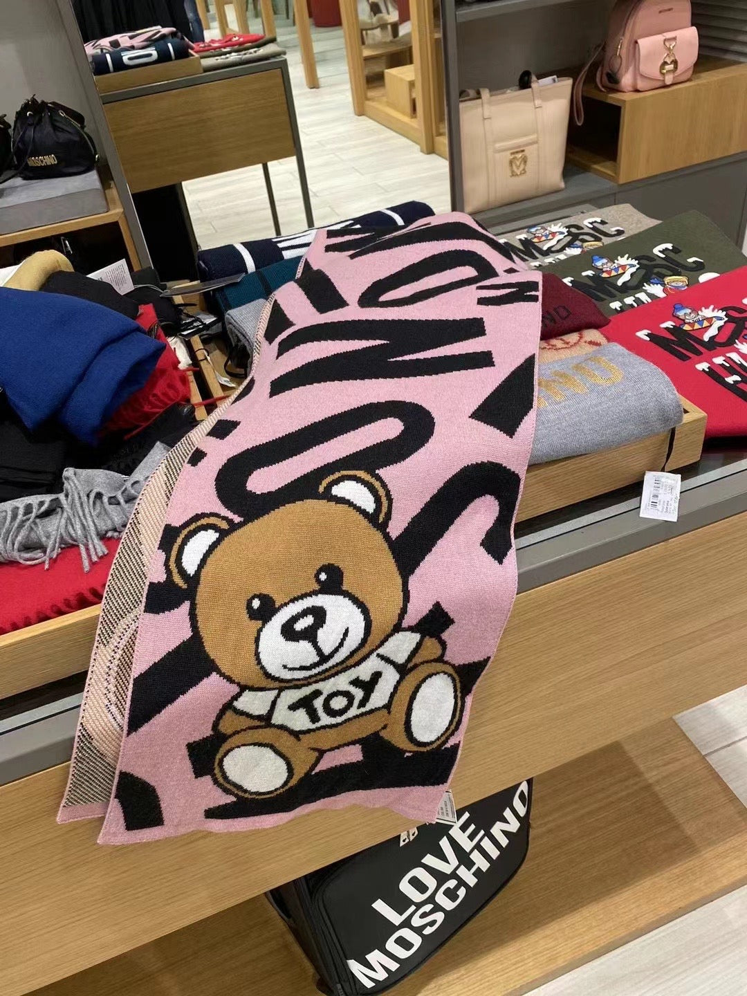 MOSCHINO圍巾- 100%正版(必須先跟店主確定貨物狀況)