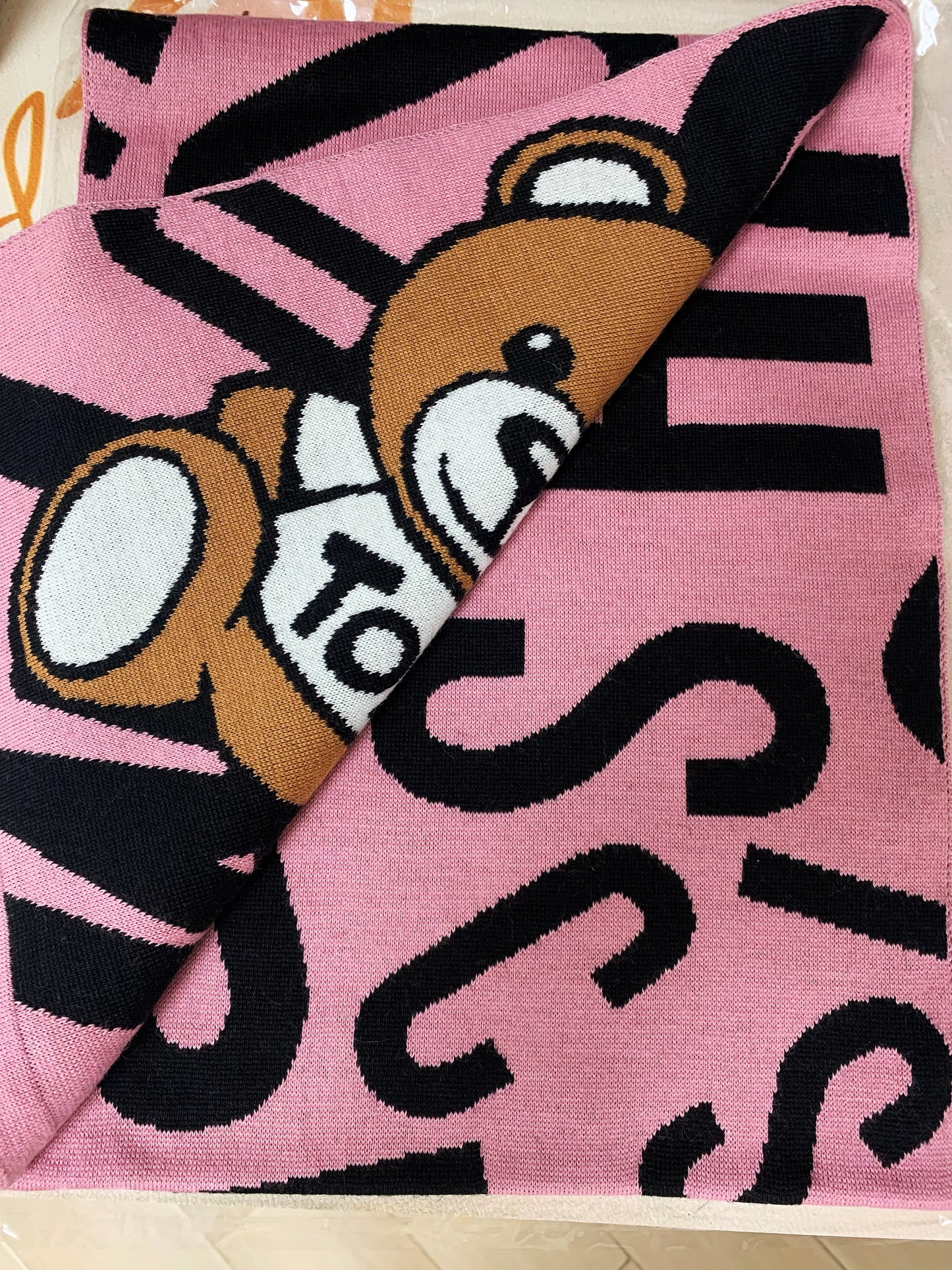 MOSCHINO圍巾- 100%正版(必須先跟店主確定貨物狀況)