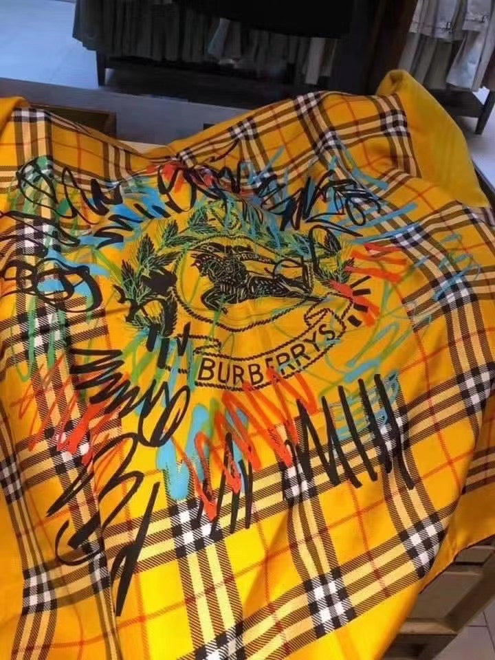 Burberrry 絲巾- 100%正版(必須先跟店主確定貨物狀況)