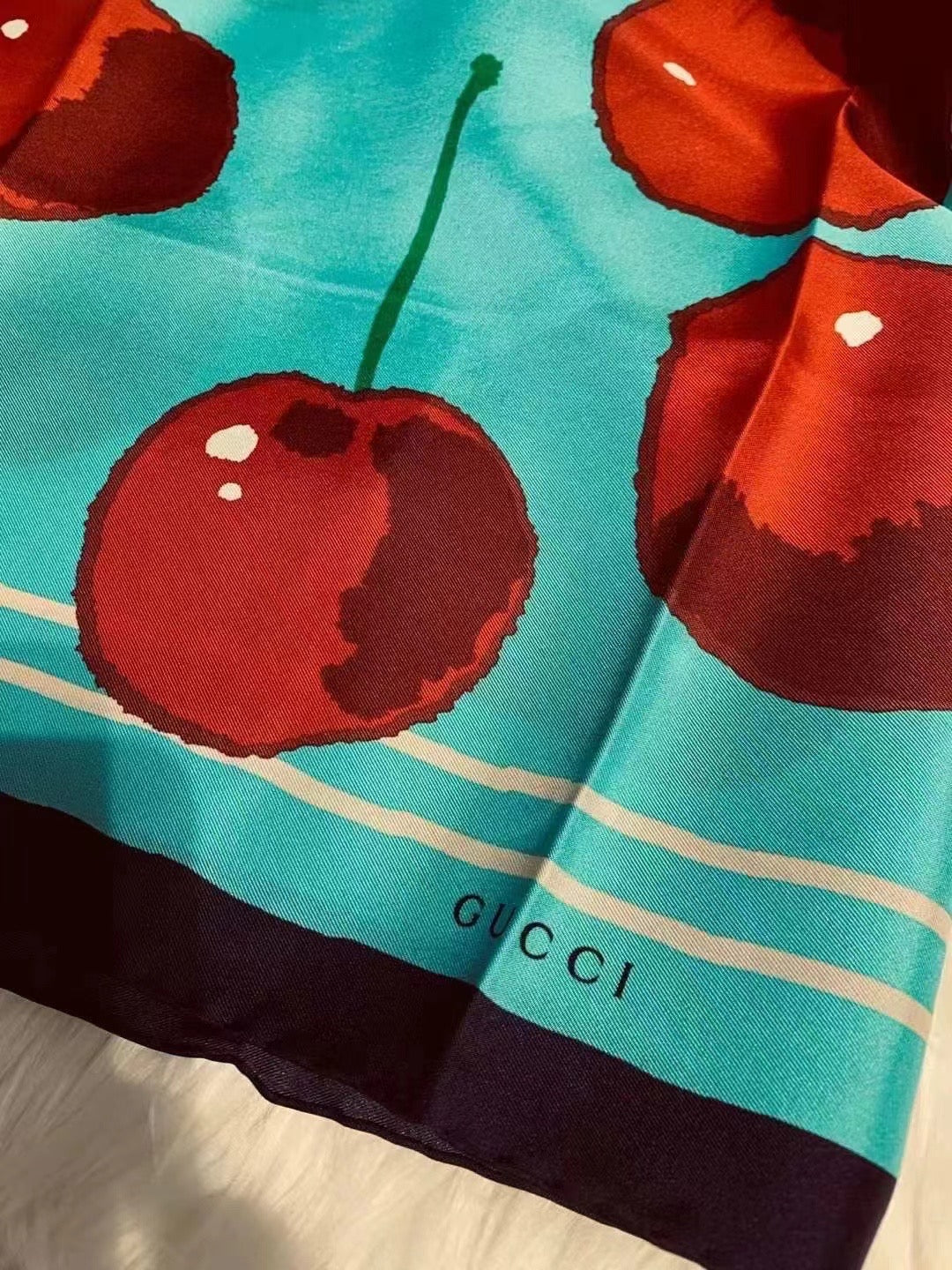 GUCCI 絲巾- 100%正版(必須先跟店主確定貨物狀況)