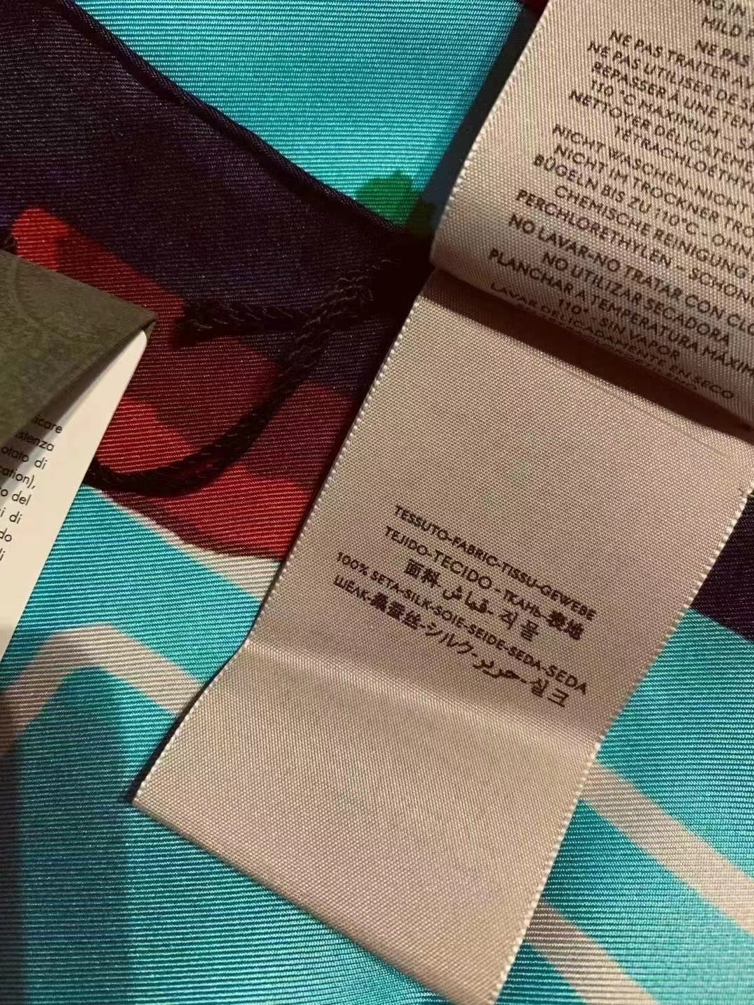 GUCCI 絲巾- 100%正版(必須先跟店主確定貨物狀況)