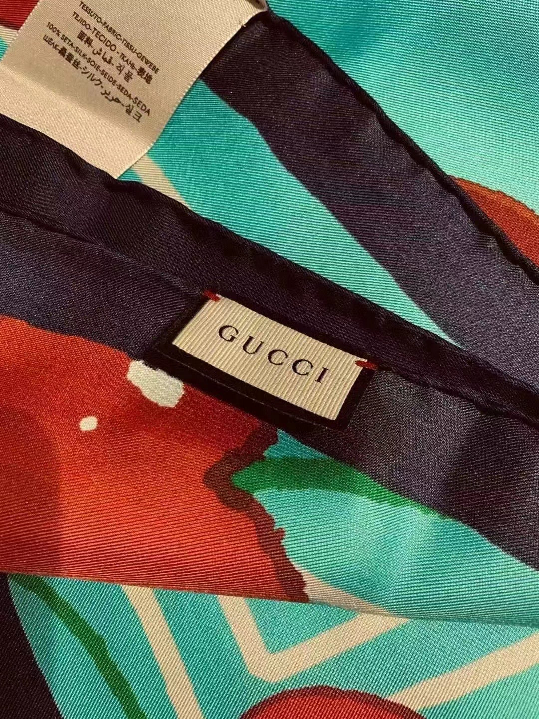 GUCCI 絲巾- 100%正版(必須先跟店主確定貨物狀況)