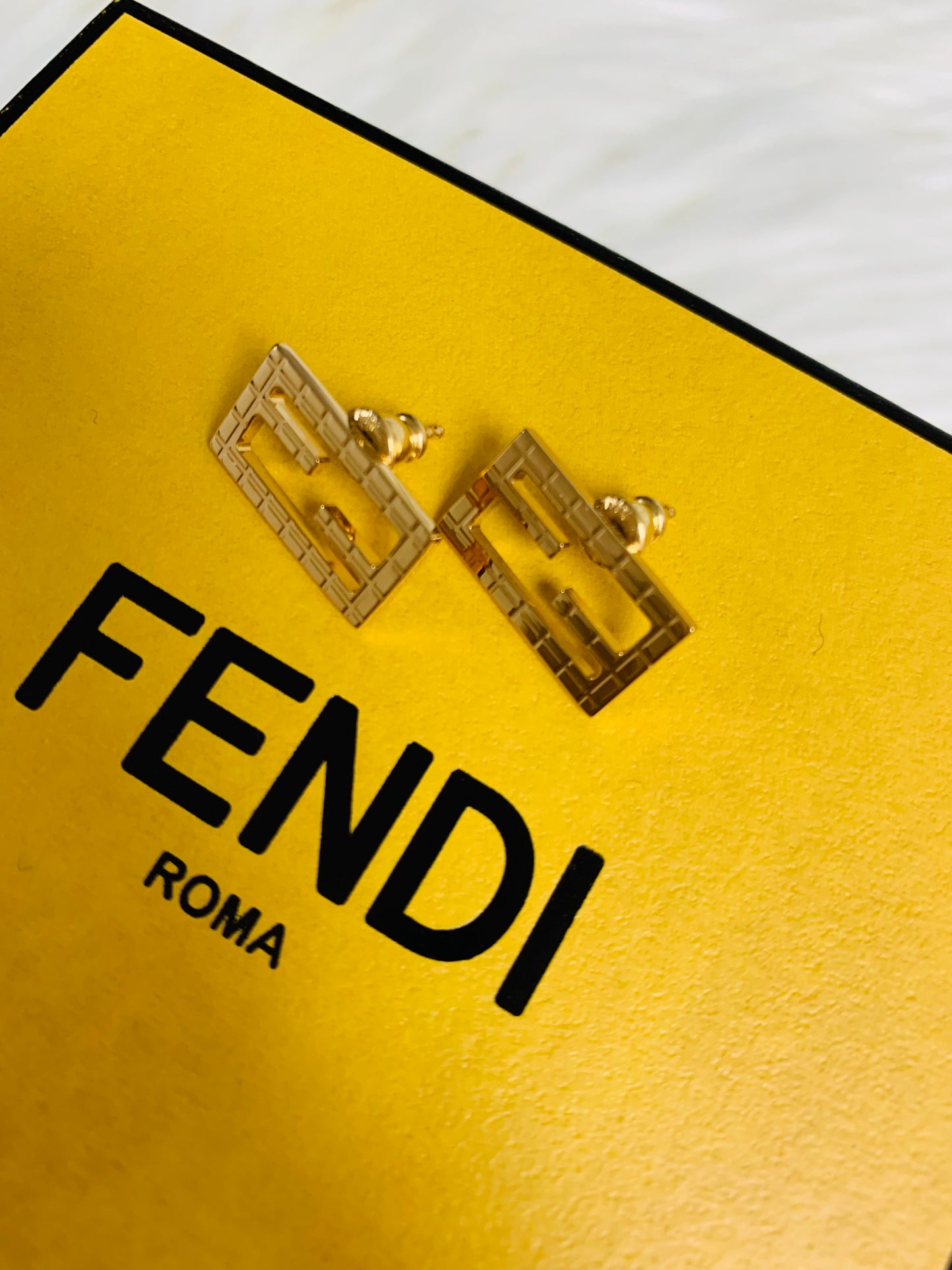 FENDI 耳環- 100%正版(必須先跟店主確定貨物狀況)