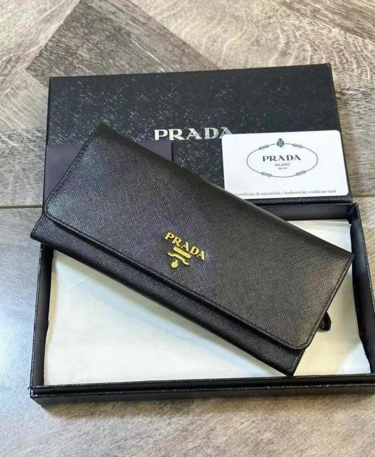 PRADA 長銀包 100%正版(必須先跟店主確定貨物狀況)