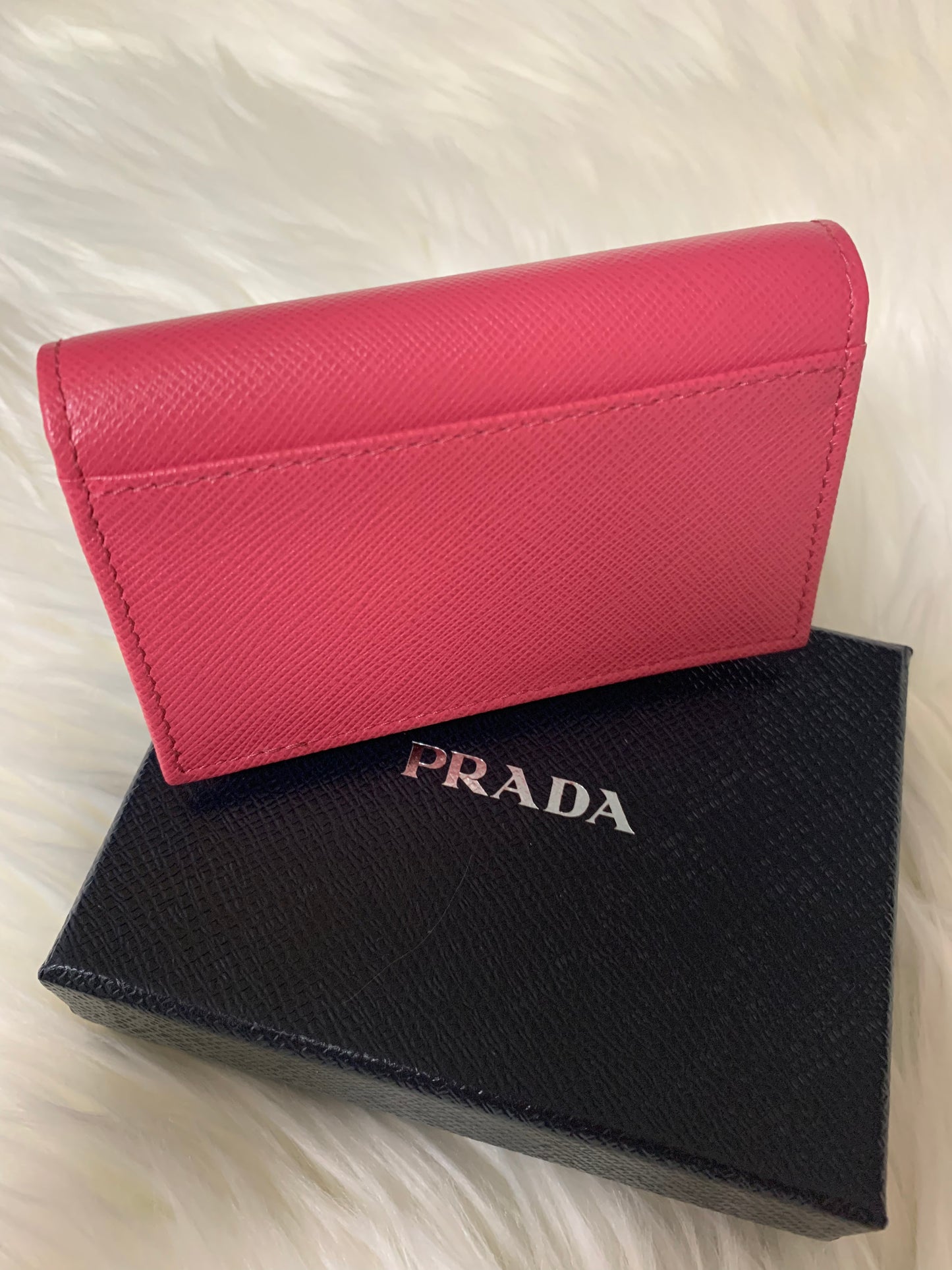 PRADA 卡包- 100%正版(必須先跟店主確定貨物狀況)