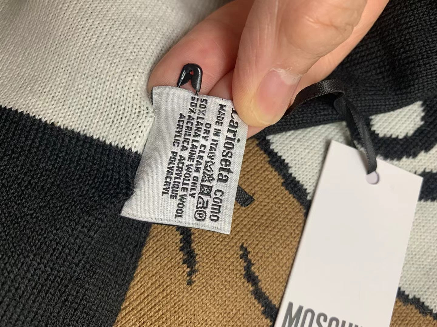 MOSCHINO 圍巾 - 100%正版(必須先跟店主確定貨物狀況)