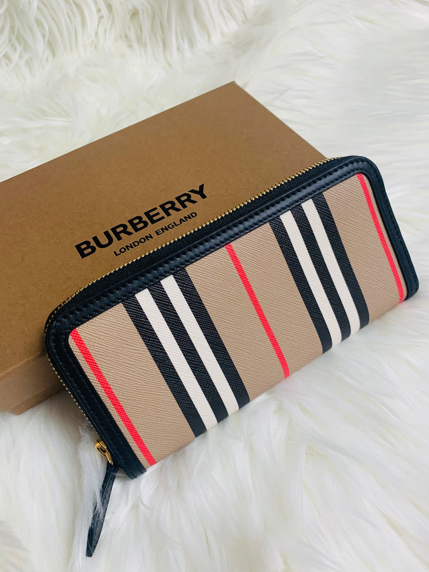 BURBERRY 女款長銀包 - 100%正版(必須先跟店主確定貨物狀況)