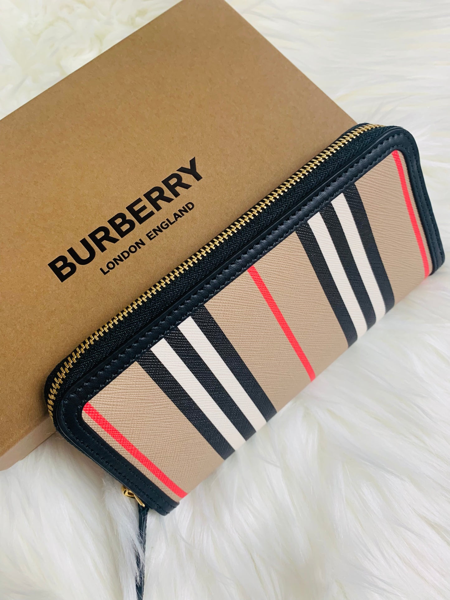 BURBERRY 女款長銀包 - 100%正版(必須先跟店主確定貨物狀況)