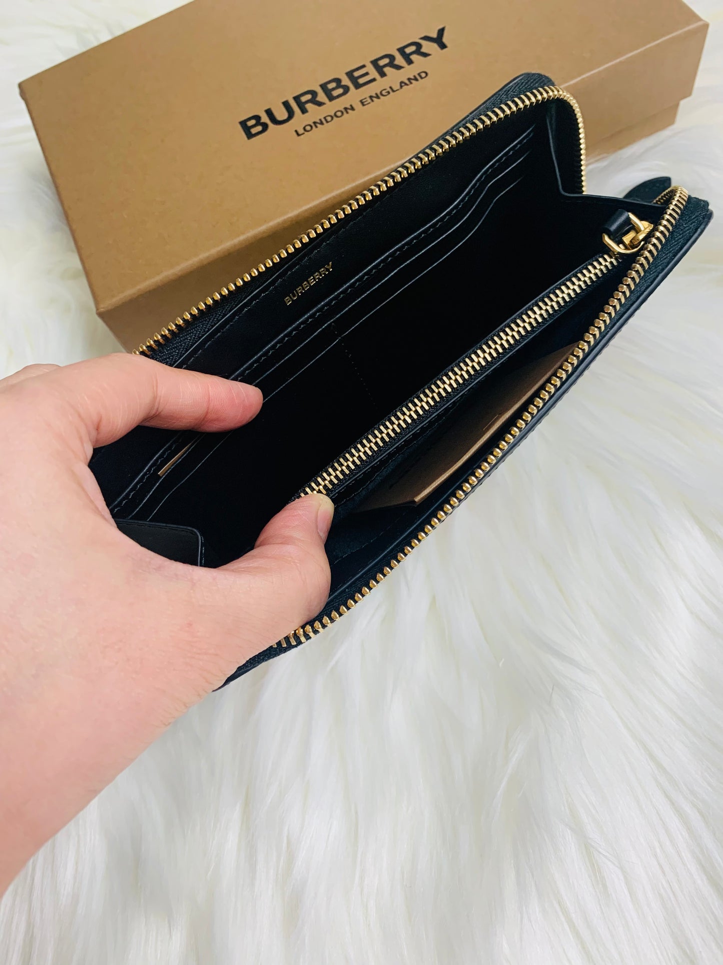 BURBERRY 女款長銀包 - 100%正版(必須先跟店主確定貨物狀況)