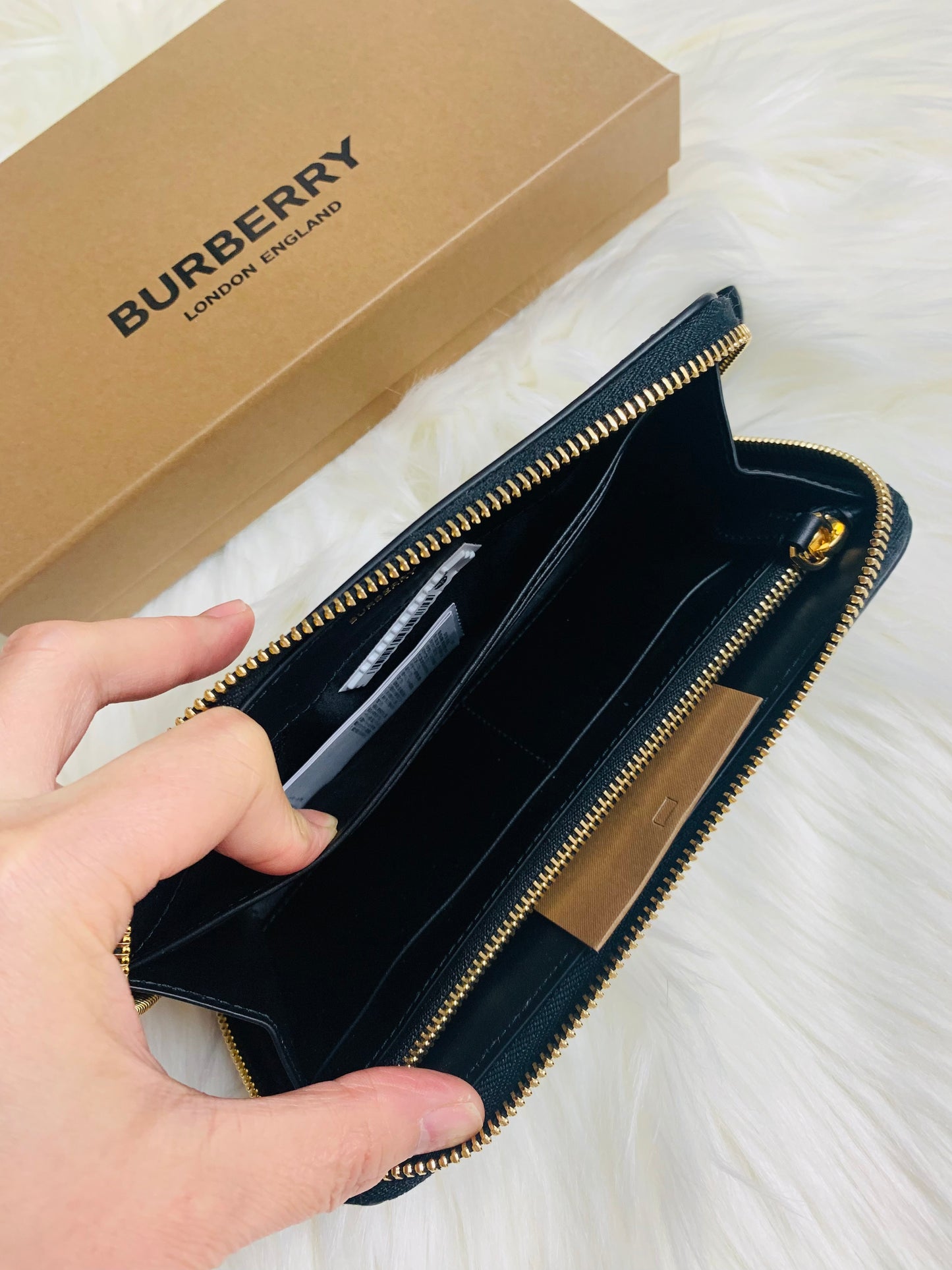 BURBERRY 女款長銀包 - 100%正版(必須先跟店主確定貨物狀況)
