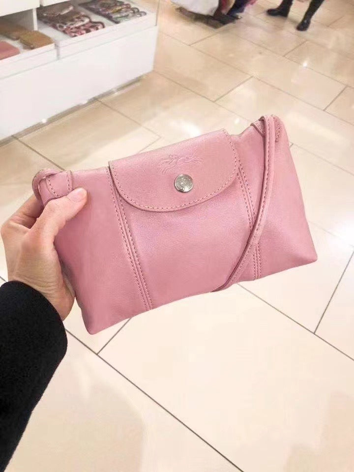 LONGCHAMP 斜揹包- 100%正版(必須先跟店主確定貨物狀況)