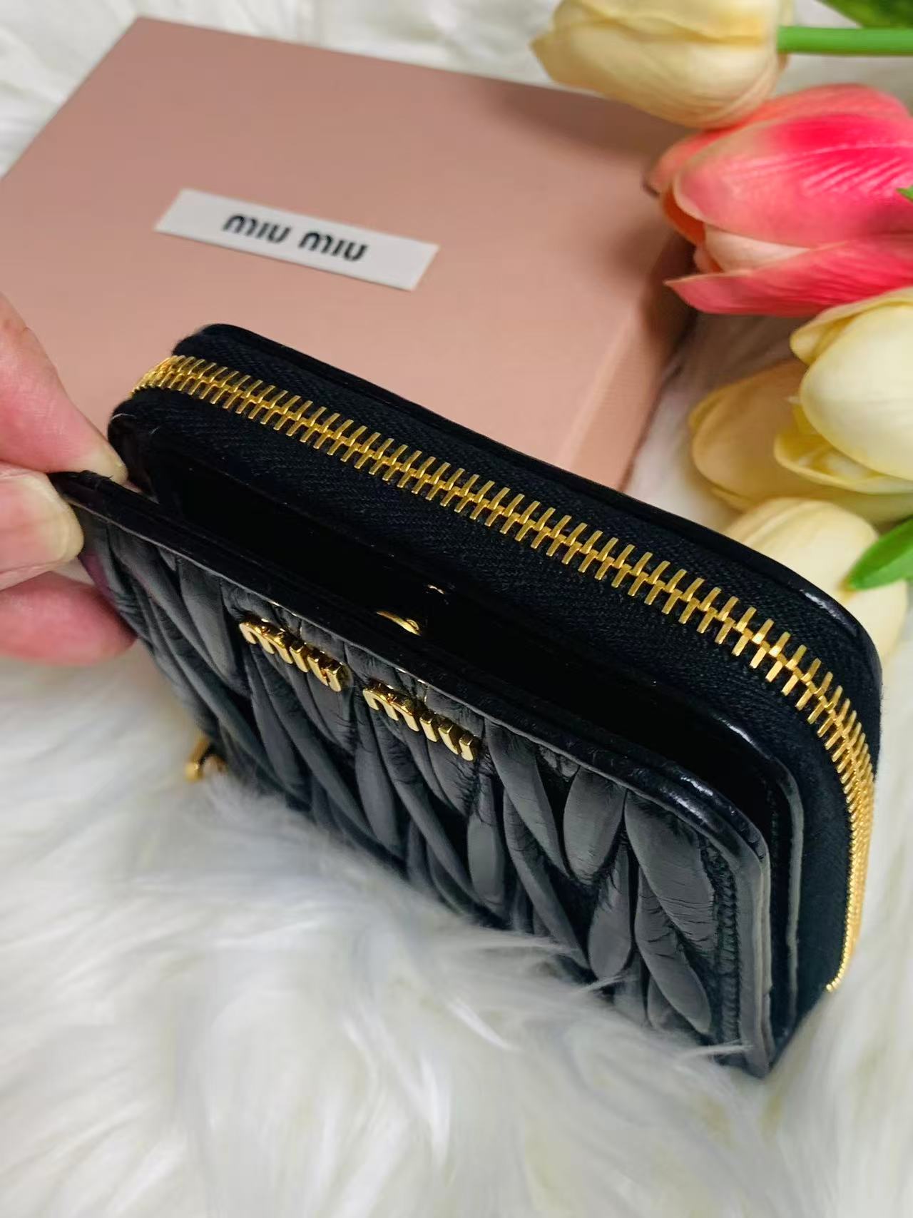 MIU MIU 女款銀包- 100%正版(必須先跟店主確定貨物狀況)