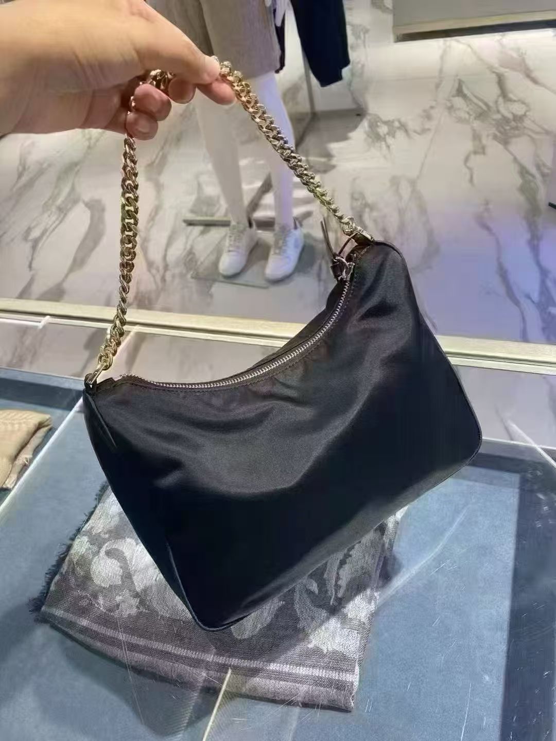 VERSACE 斜揹- 100%正版(必須先跟店主確定貨物狀況)