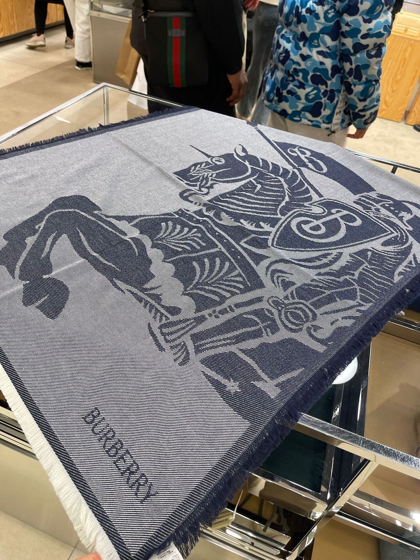 BURBERRY 圍巾- 100%正版(必須先跟店主確定貨物狀況)