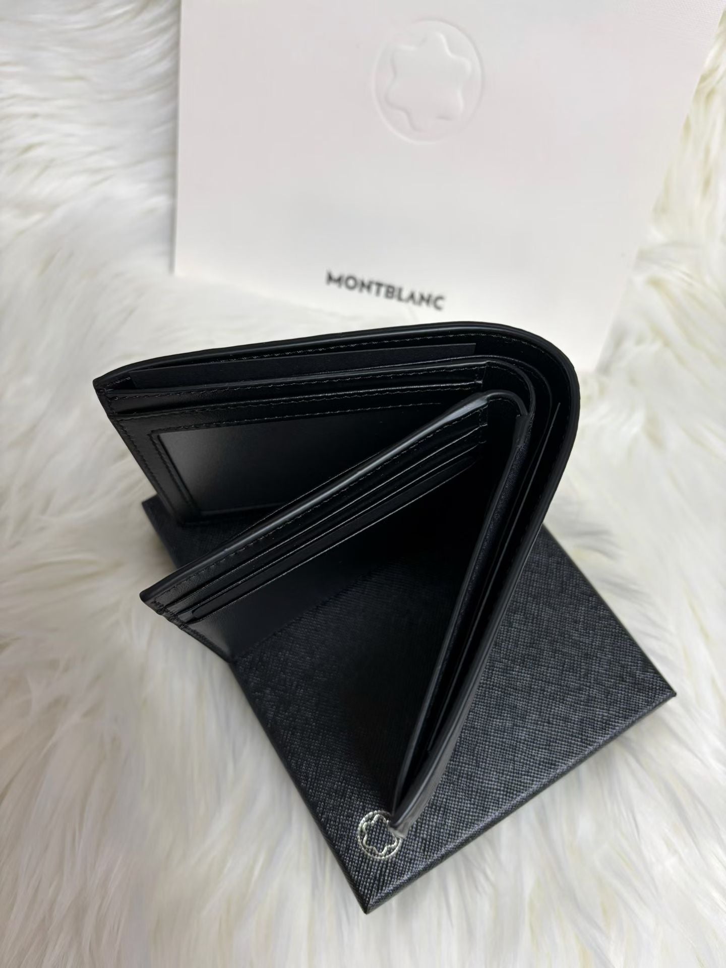 MONTBLANC 男款銀包 - 100%正版(必須先跟店主確定貨物狀況）
