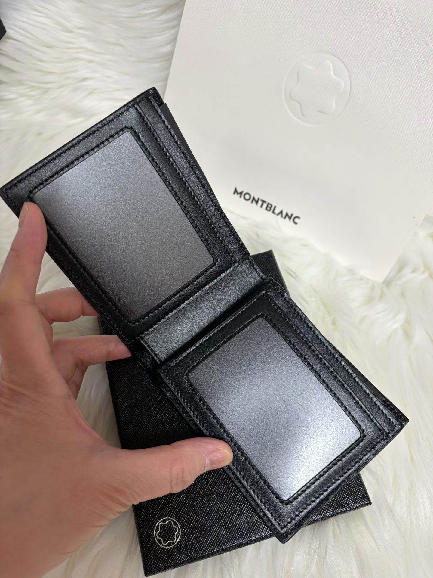 MONTBLANC 男款銀包 - 100%正版(必須先跟店主確定貨物狀況）