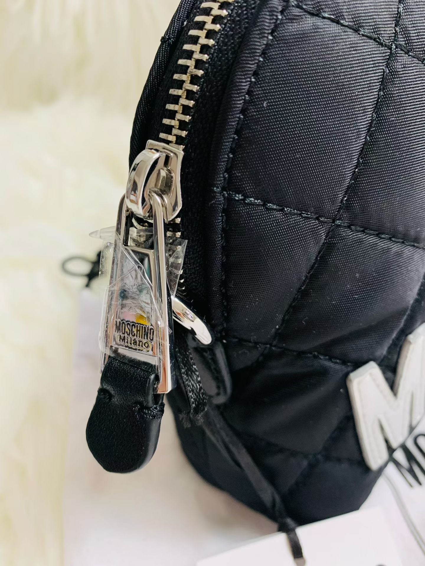 MOSCHINO 貝殼斜揹包 - 100%正版(必須先跟店主確定貨物狀況）